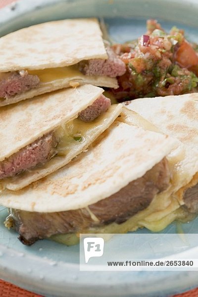 Quesadillas mit Rindfleisch und Salsa (Mexiko)