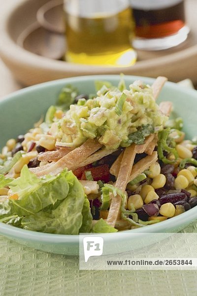 Salat mit Bohnen  Mais  Tortillastreifen und Guacamole