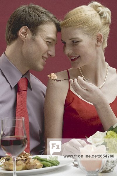 Paar beim romantischen Dinner im Restaurant