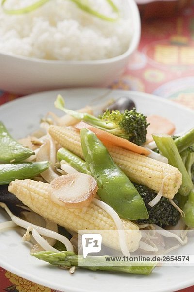 Gebratenes Gemüse mit Reis (Asien)