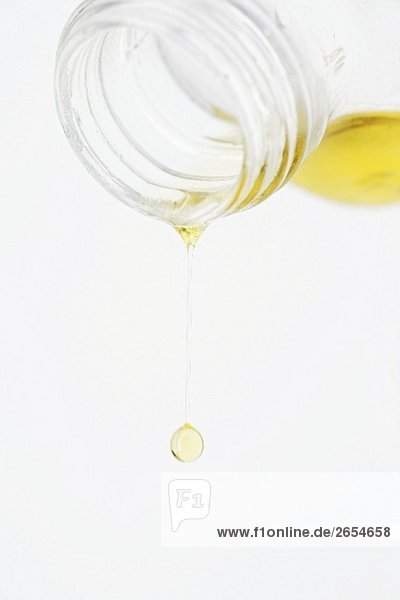 Olivenöl tropft aus Flasche