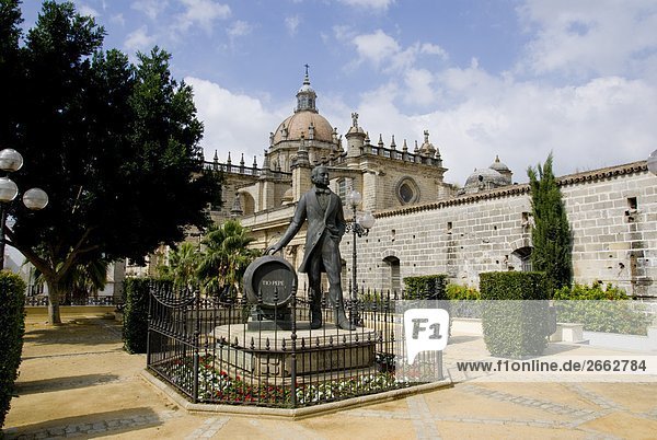 Statue vor Dom  Jerez De La Frontera  San Salvador  Cadiz  Andalusien  Spanien