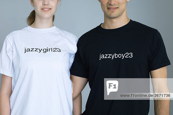 Paar mit individuellen T-Shirts  lächelnd  abgeschnittene Ansicht