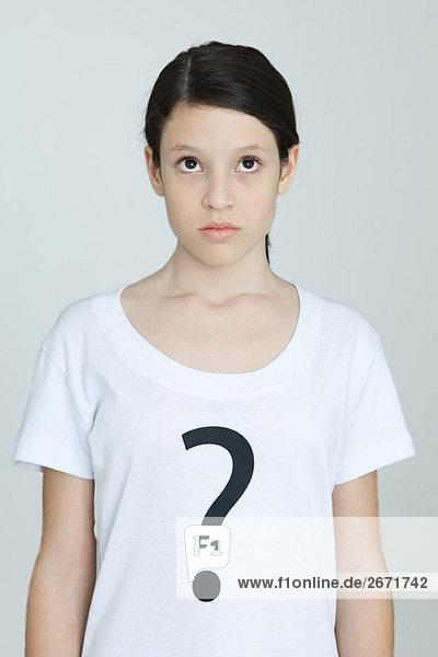 Preteen Mädchen im T-Shirt mit Fragezeichen bedruckt,  nach oben schauend,  Portrait