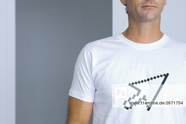 Mann im T-Shirt mit Computer-Cursor bedruckt  abgeschnittene Ansicht
