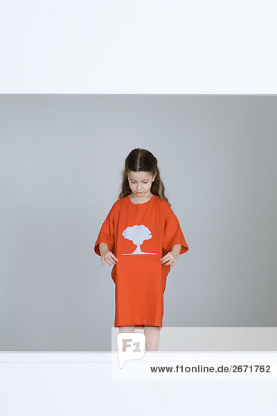 Kleines Mädchen im T-Shirt mit aufgedruckter Pilzwolke