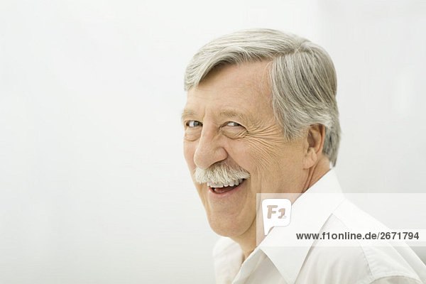 Älterer Mann lächelnd vor der Kamera  Porträt