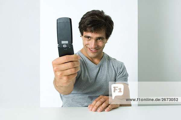 Mann fotografiert mit sich selbst mit dem Handy