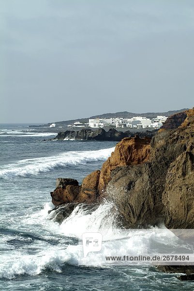 Wellen gegen Felsen  El Golfo  Lanzarote  Kanaren  Spanien