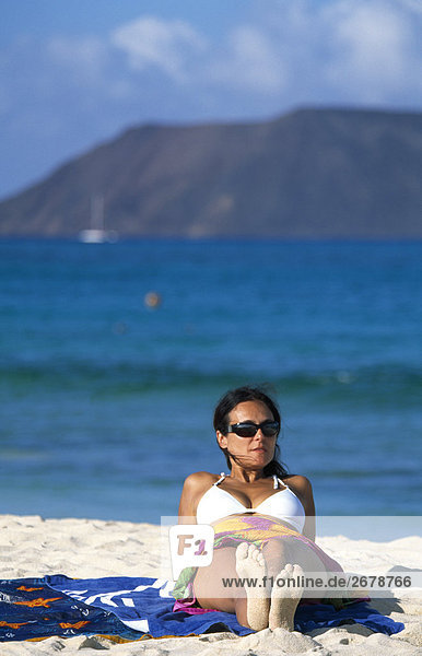 Frau Entspannung am Strand  Kanaren  Spanien