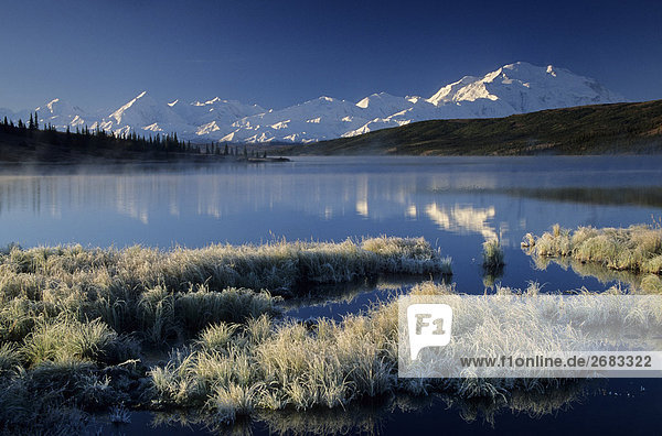 Reflexion Schnee bedeckt Gebirgszug im Wasser  Wunder See  Mt McKinley  Denali National Park  Alaska  USA