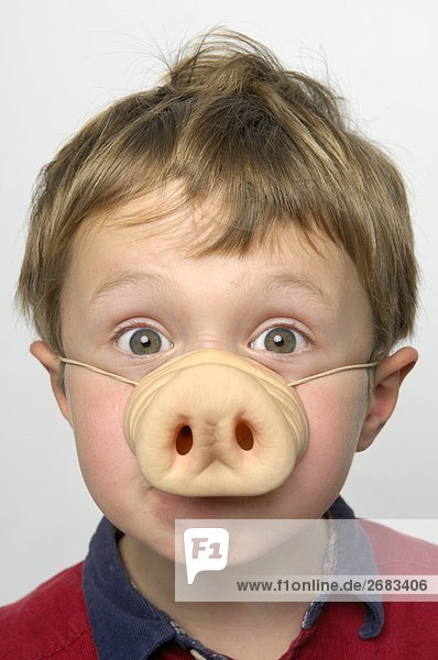 Bildnis eines jungen Knaben tragen eine Schwein Nase