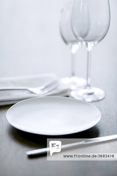 Sauberen weißen Platte auf einem Esstisch