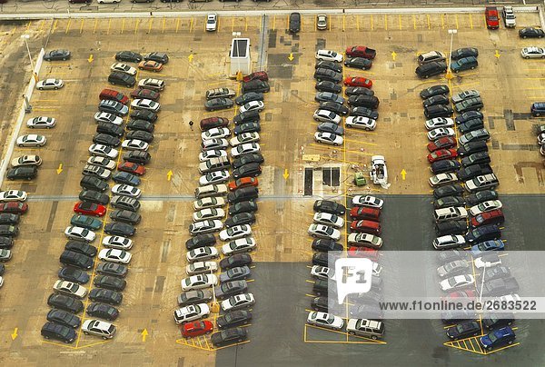 Vogelperspektive des Parkplatzes voller Autos im Innenstadt von Milwaukee (Wisconsin)