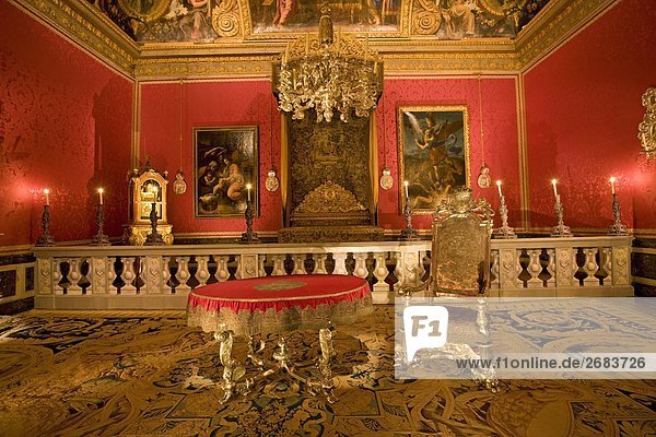 Stuhl und Tisch in Ausstellungshalle der Burg  Schloss Versailles  Paris  Frankreich