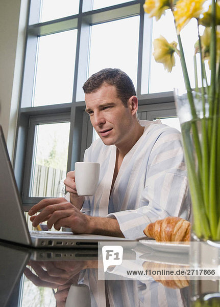 Porträt eines Mannes am Laptop