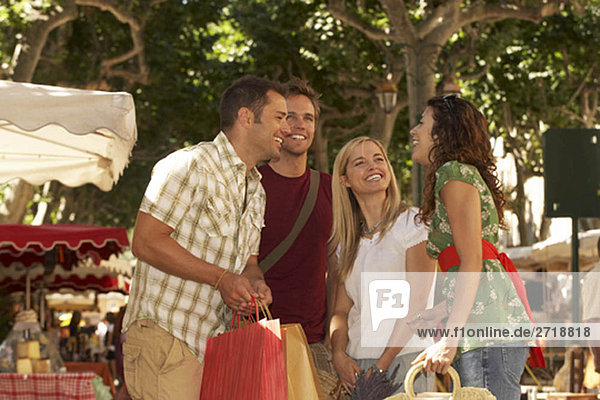 Gruppe von Freunden beim Einkaufen auf dem Markt