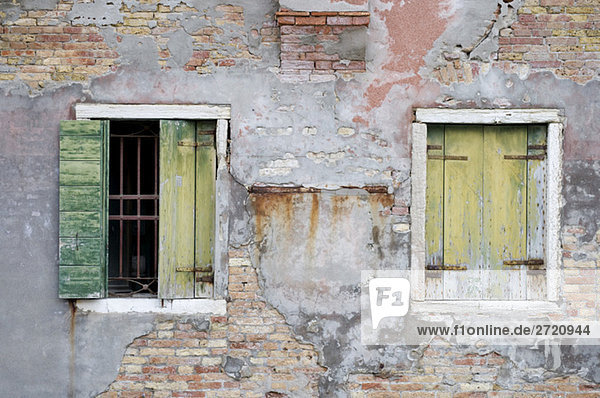 Italien  Venedig  Fensterläden in einem alten Gebäude