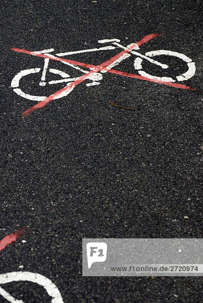 Deutschland  Amrum  Schild auf Asphalt  Keine Fahrräder