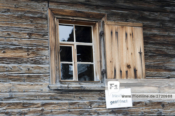 Schweiz  Arosa  Rahmenhaus mit Schild  Geöffnet