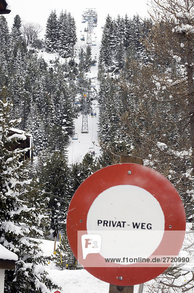 Schweiz  Arosa  Skilift  Verbotsschild im Vordergrund