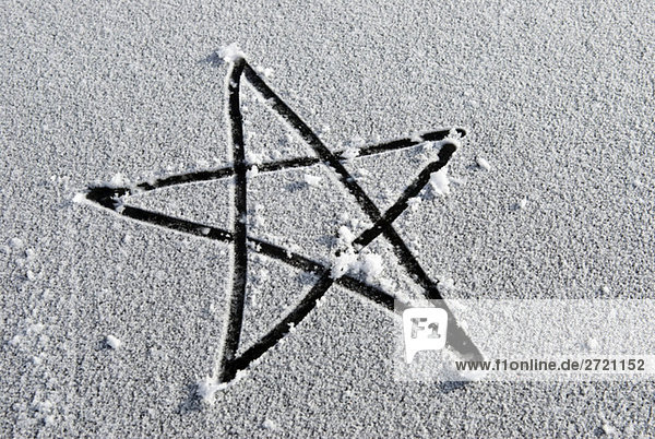 Ein in den Schnee gezogener Stern  erhöhte Ansicht