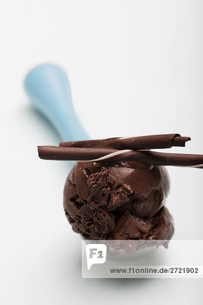 Kugel Schokoladeneis auf Eiscremeteller
