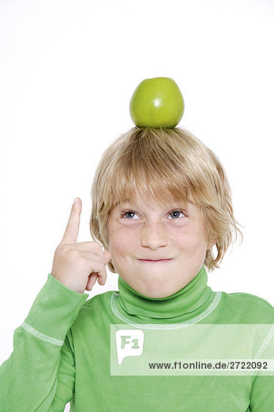 Junge (10-11) balancierender Apfel auf dem Kopf  Nahaufnahme