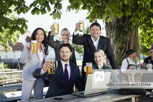 Deutschland  Bayern  Oberbayern  Junge Geschäftsleute im Biergarten  Portrait