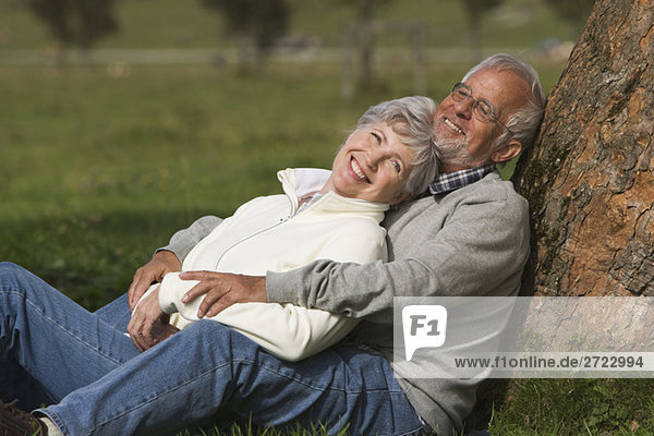 Österreich  Karwendel  Seniorenpaar auf dem Lande  umarmend