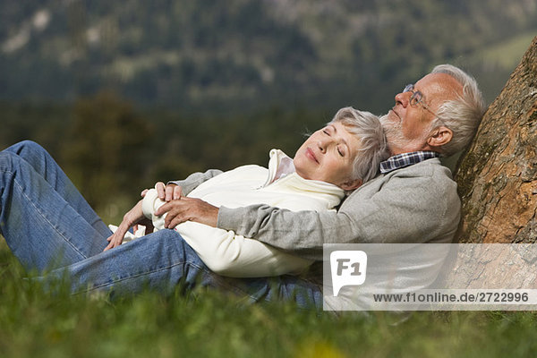 Österreich  Karwendel  Seniorenpaar auf dem Lande