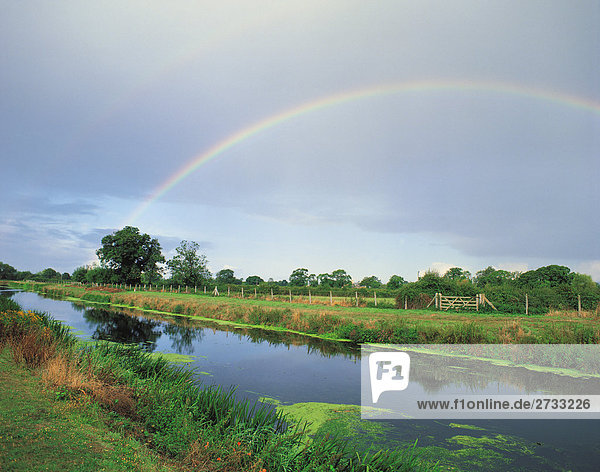 Regenbogen über Landschaft und Fluss Tone in Somerset. England