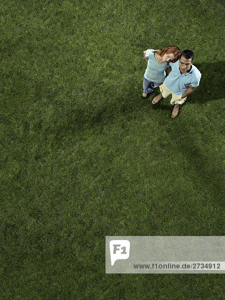 Ein junges Paar auf dem Rasen stehend
