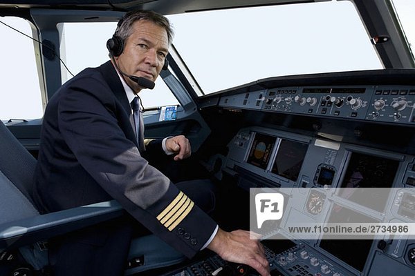 Ein Pilot im Cockpit eines Verkehrsflugzeugs