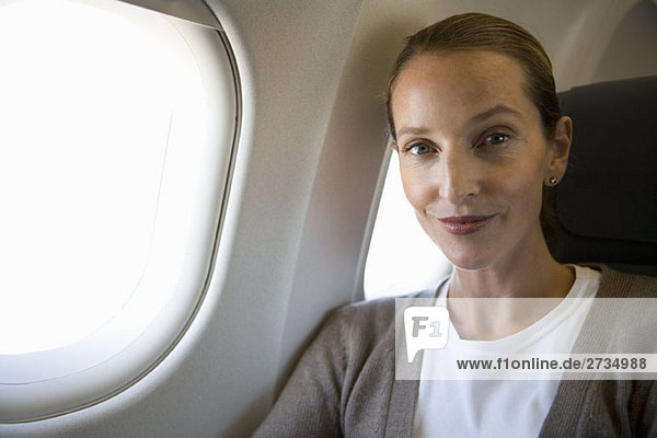 Eine Passagierin im Flugzeug  Porträt
