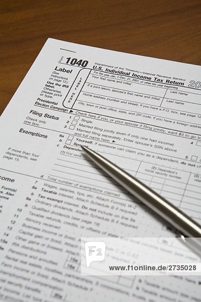 Ein Steuerformular und ein Stift