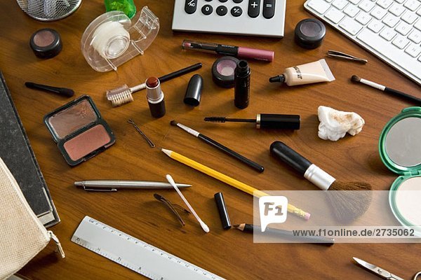 Ein Schreibtisch voller Kosmetika und Bürobedarf