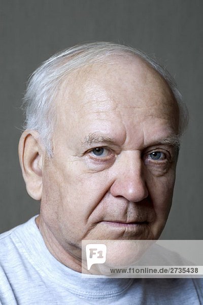 Studio-Porträt eines älteren Mannes