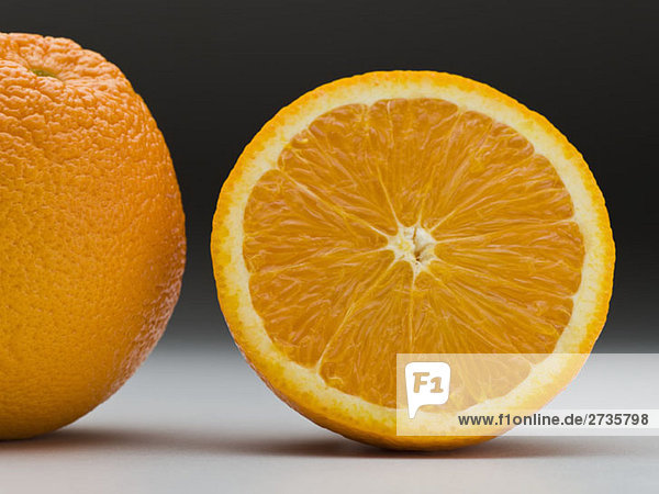Eine Orange und eine Hälfte