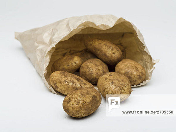 Kartoffeln in einer Papiertüte