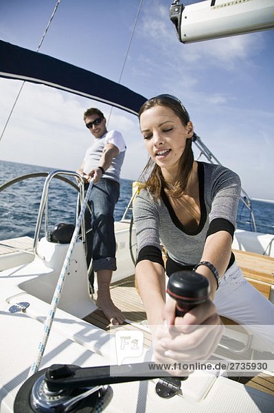 Ein Mann und eine Frau segeln