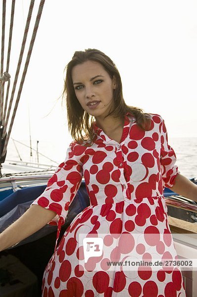 Eine Frau im Polka-Punkt-Kleid auf einer Yacht