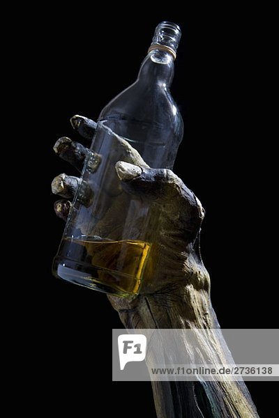 Monsterhand hält eine Flasche