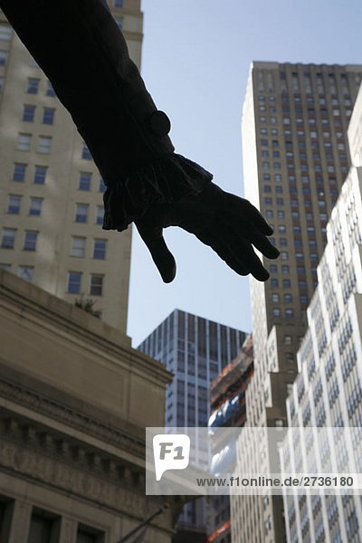 Eine Hand vor der New Yorker Skyline