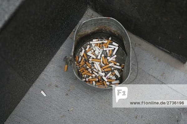 Zigarettenstummel im Metalleimer