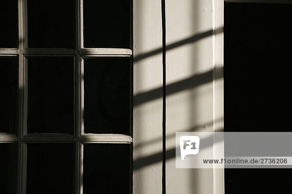 Der Schatten eines Fensterrahmens