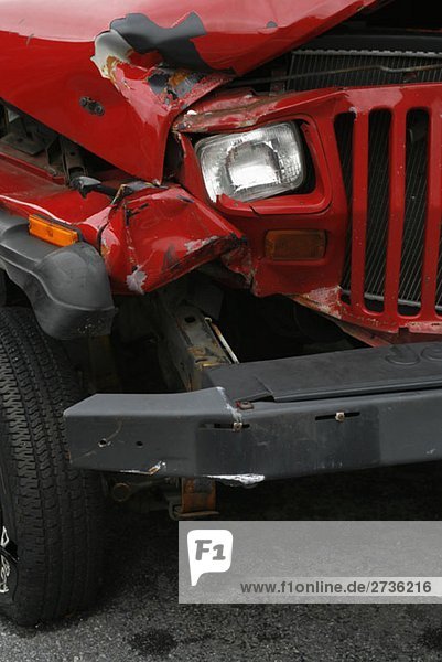 Teil eines roten Lastwagens  der bei einem Unfall zerquetscht wurde.