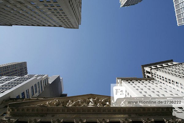 Tiefblick auf den Himmel über der Wall Street
