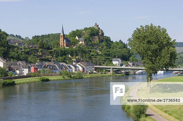 Brücke über Fluss  Saarburg  Rheinland-Pfalz  Deutschland