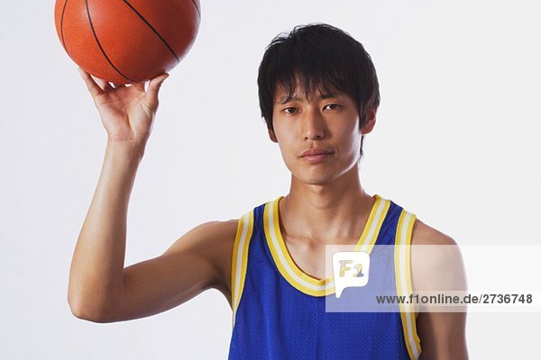 Chinesischen jungen Mann mit basketball